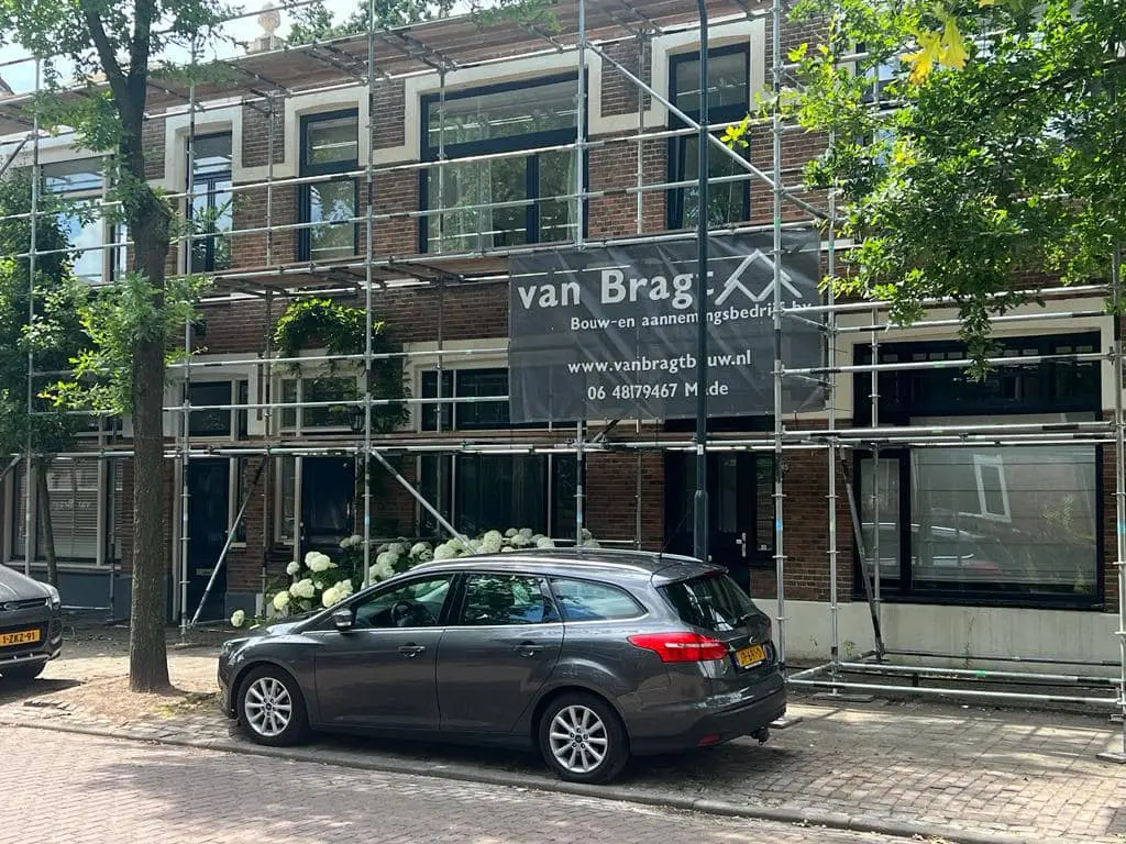 Stellingen plaatsen ter voorbereiding van drie dakopbouwen plaatsen in Breda
